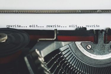 Imagem de uma máquina de escrever com as palavras escritas: reescrever, editar, reescrever, editar...