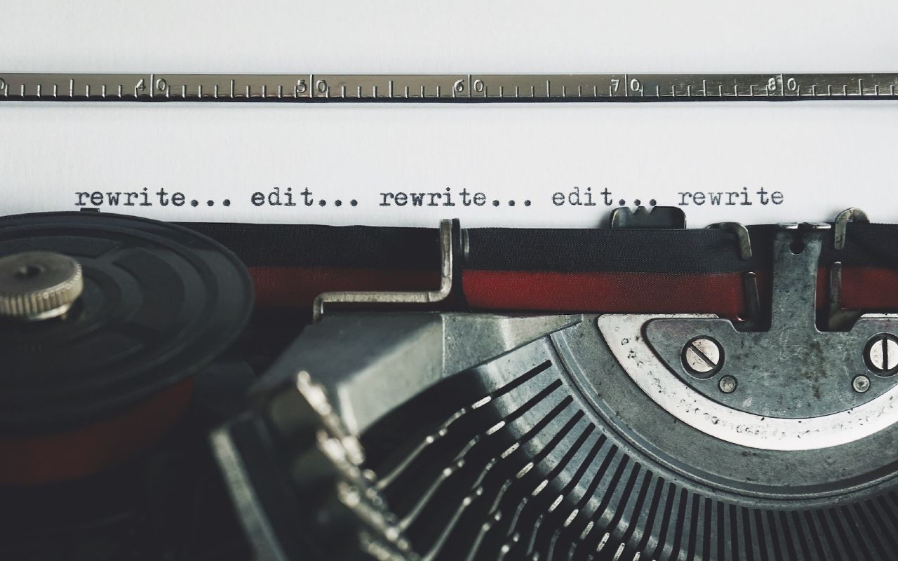 Imagem de uma máquina de escrever com as palavras escritas: reescrever, editar, reescrever, editar...